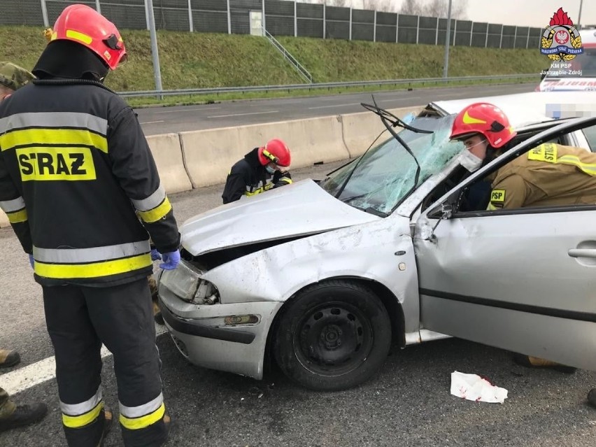 Wypadek na A1 w Gorzyczkach: skoda octavia wpadła w poślizg....