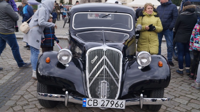Auta z okresu II RP zaparkowały na Starym Rynku w Bydgoszczy [zdjęcia, wideo]