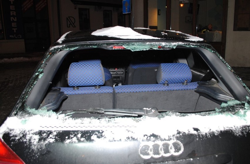 Policjanci z Przemyśla zatrzymali 27-letniego wandala. Uszkodził samochód i roletę w lokalu gastronomicznym [ZDJĘCIA]