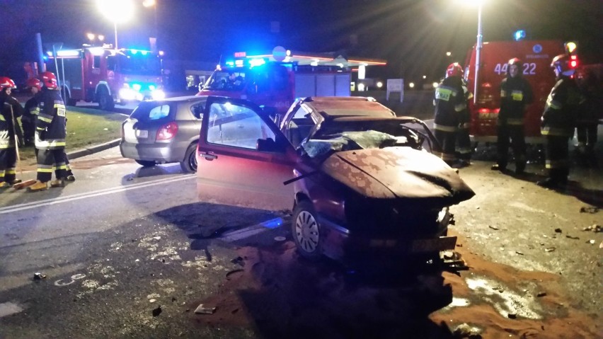 Wypadek w Borczu - ranni zostali trzej mężczyźni, jednego śmigłowcem odwieziono do szpitala