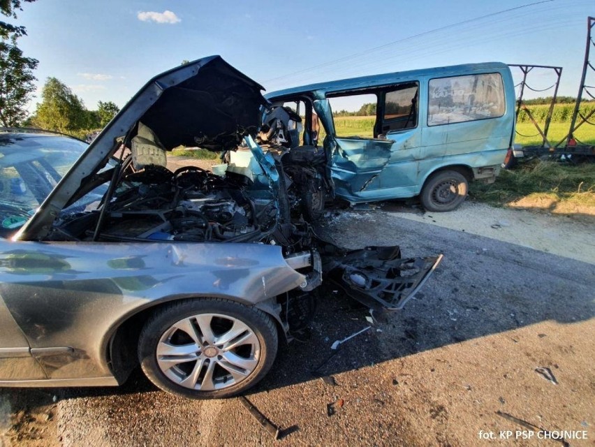 Groźny wypadek w gminie Czersk. W niedzielę, 16.08.2020 r. bus wiozący kajaki zderzył się z samochodem osobowym. 6 osób rannych