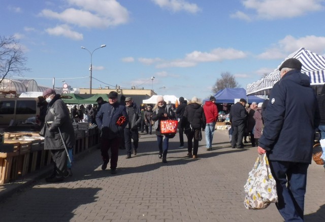 Na targowisko Korej w Radomiu w czwartek 10 marca przyszło wielu klientów. Świetnie szły owoce i warzywa. Na targowisku zaczyna być widać już wiosnę - w czwartek było już sporo wiosennych ubrań, widzieliśmy tez spore zainteresowanie nimi. Coraz bliżej tez święta - pojawiła się więc wielkanocna oferta.

Co szło najlepiej w czwartek 10 marca? Zobaczcie na zdjęciach