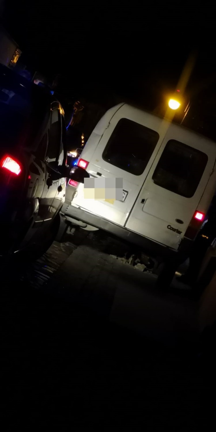 Pościg ulicami Włocławka. Kierowca forda staranował radiowóz i uderzył w słup oświetleniowy [zdjęcia]