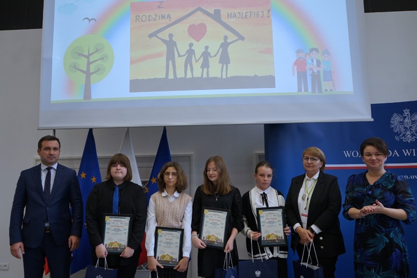 Matylda Kamińska (druga uczennica z prawej strony) zajęła 2. miejsce w konkursie plastycznym "Z rodziną najlepiej"