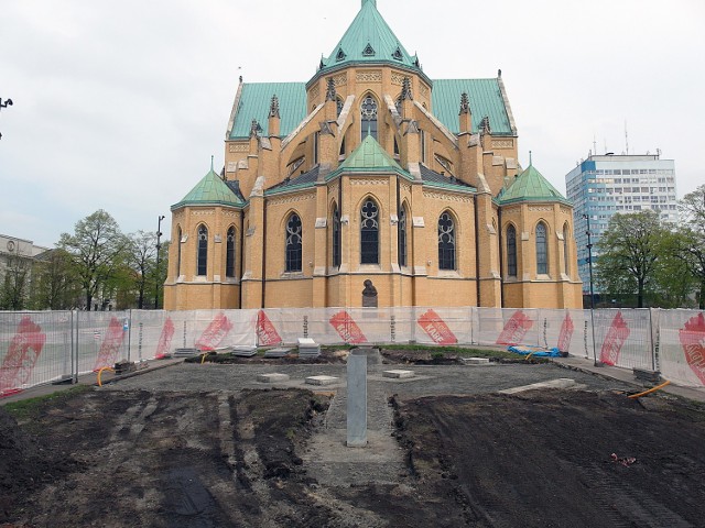 Na placu za katedrą budują pomnik smoleński w Łodzi