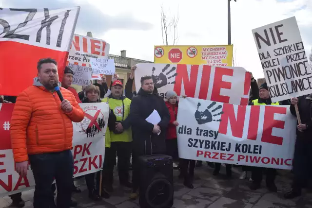 Protest pod dworcem PKP w Kaliszu. Mieszkańcy domagają się informacji co dalej z koleją dużych prędkości