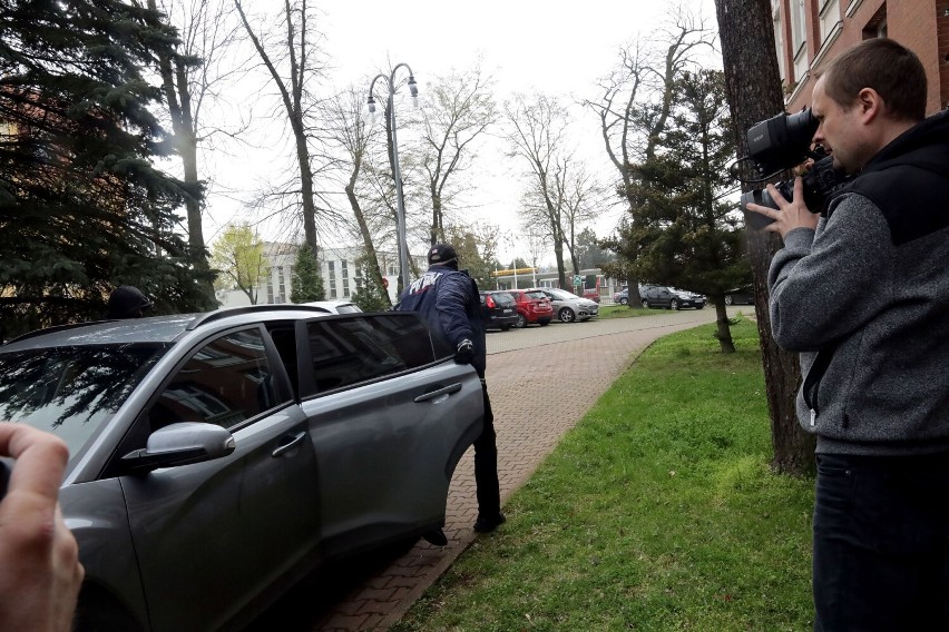 Legnica: Domniemany morderca kobiety doprowadzony do prokuratury, zobaczcie zdjęcia