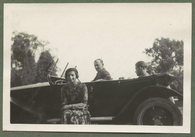 Trzy osoby przy samochodzie "Tatra", Kraków 1931.