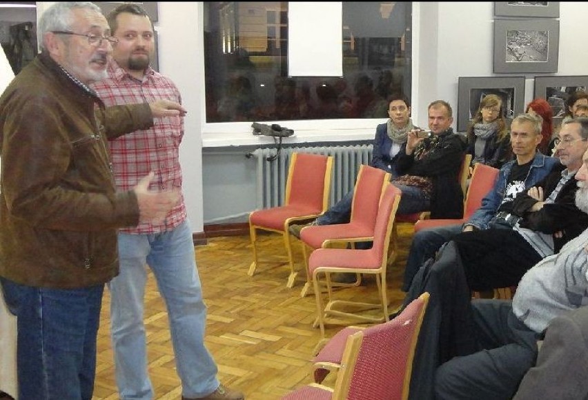 Marek Nowicki (z lewej) rozmawiał z członkami Fotoklubu...