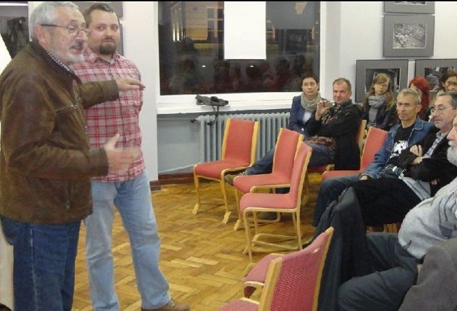 Marek Nowicki (z lewej) rozmawiał z członkami Fotoklubu miedzy innymi o sposobach kadrowania obrazu.