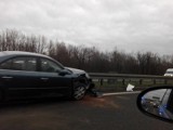 Katowice: Wypadek na DTŚ w pobliżu Auchan. Zderzenie trzech osobówek i autokaru [ZDJĘCIA]