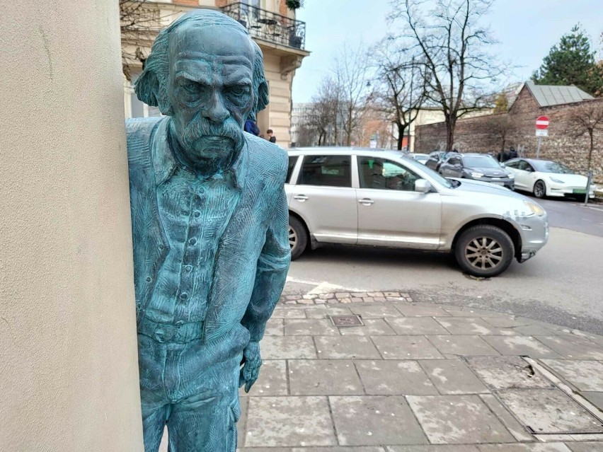 W centrum Krakowa stanął pomnik Bohdana Smolenia. Będzie można przy nim przysiąść