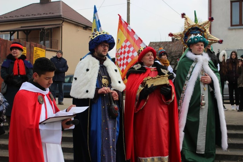 Orszak Trzech Króli w Dąbrowie Białostockiej. Tłumy wiernych przeszły ulicami miasta kolędując do żłóbka 