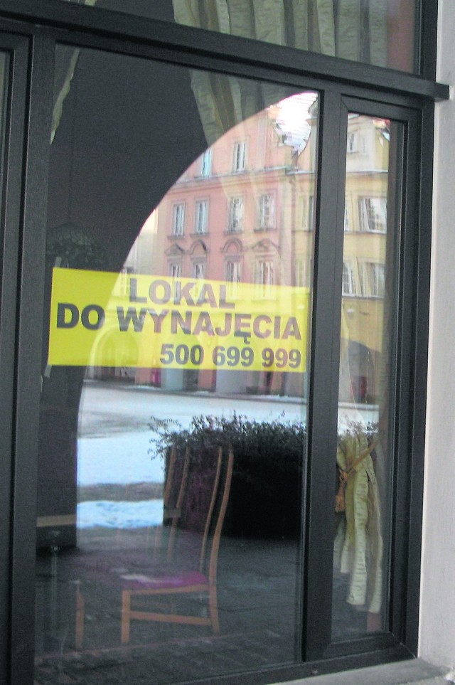 Rynek Jelenia  Góra. Tabliczek z informacją o wynajęciu lokali jest coraz więcej