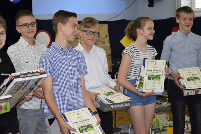 W czwartek, 30 maja, w Szkole Podstawowej nr 1 w Skierniewicach odbyło się podsumowanie Szkolnego Konkursu Technicznego. W konkursie brali udział uczniowie szkoły, a ich zadanie polegało na wykonaniu makiet skierniewickich skrzyżowań drogowych.