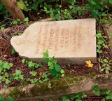 Powiat strzeliński: Zniszczono stare groby w Krzywinie. Wandale szukali kosztowności?