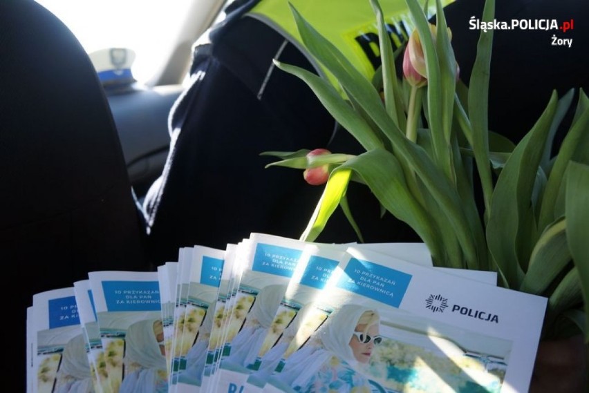 Policjanci rozdawali kwiaty kierującym panią