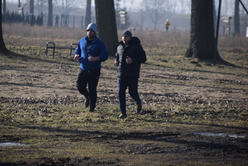 Morsy Kłecko. Niedzielne morsowanie w wiosennym klimacie