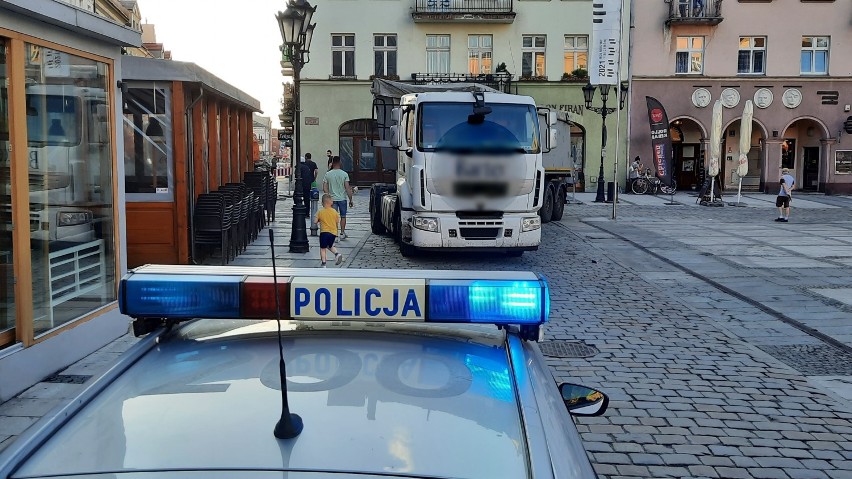 Pijany kierowca wjechał ciężarówką na Główny Rynek w Kaliszu