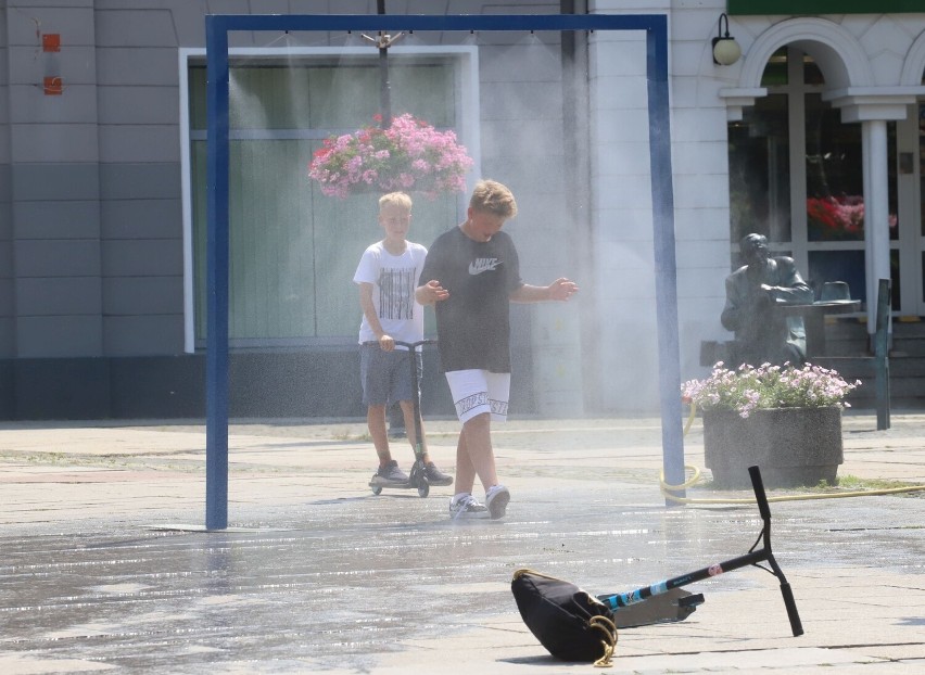 Kurtyny wodne w centrum Radomia pomagają mieszkańcom walczyć z upałem. Zobaczcie zdjęcia