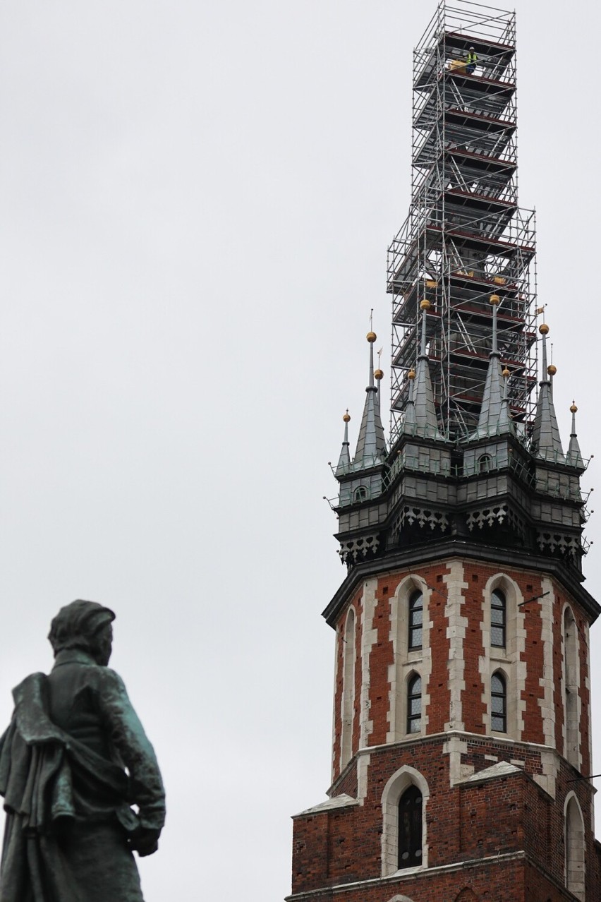 Korona Królewska wróciła na wieżę bazyliki Mariackiej! W...
