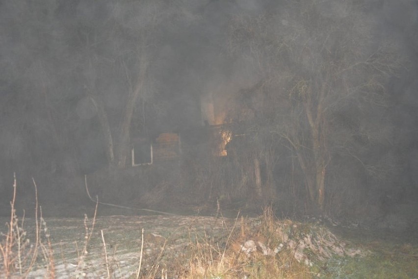 Zamość. 74-latek zginął w pożarze drewnianego domu