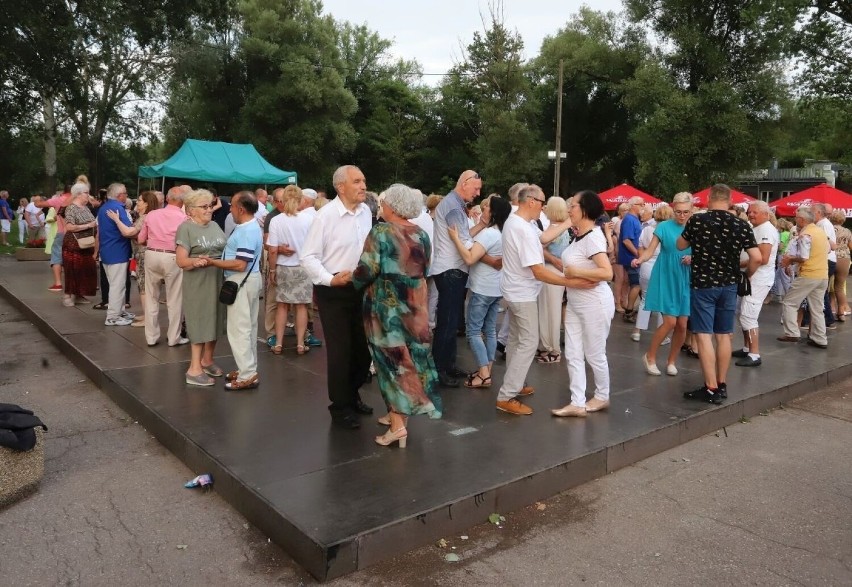 Taniec pod Gwiazdami nad zalewem Borki w Radomiu. Tłum mieszkańców miasta bawił się w rytm muzyki. Zobacz zdjęcia