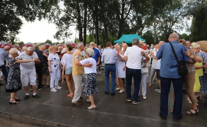 Taniec pod Gwiazdami nad zalewem Borki w Radomiu. Tłum mieszkańców miasta bawił się w rytm muzyki. Zobacz zdjęcia