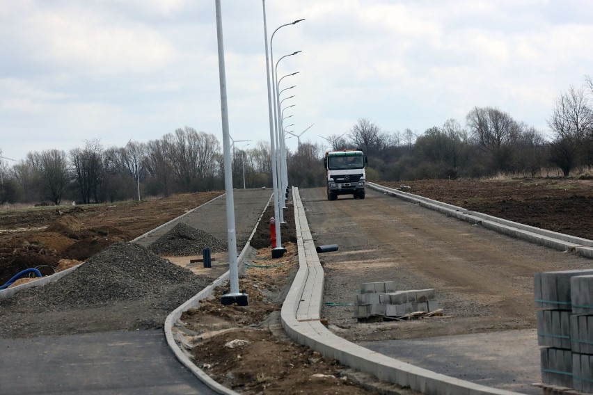 Powstaje nowa droga na byłym lotnisku w Legnicy, zobaczcie zdjęcia