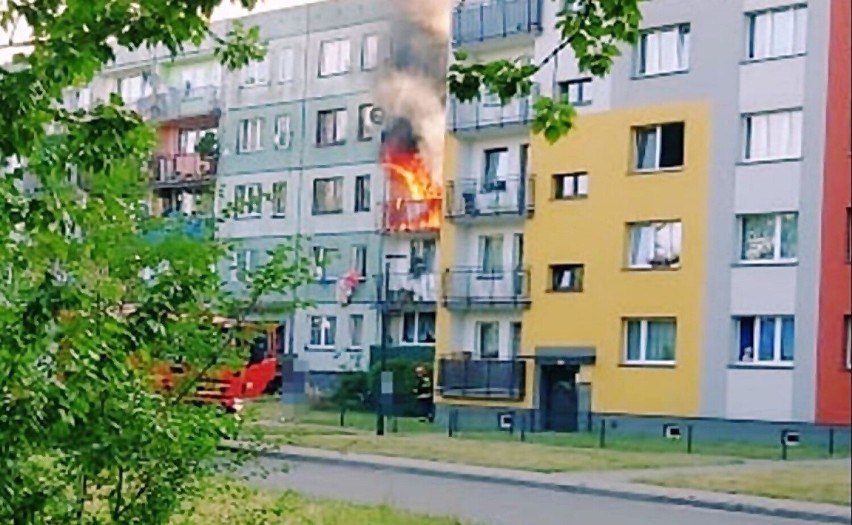 Pożar w bloku w Mysłowicach. Dwie osoby trafiły do szpitala. Na miejscu pracowało aż 11 zastępów straży pożarnej 