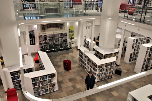 Zofia Marczak w pięknie odnowionej, tarnogrodzkiej bibliotece