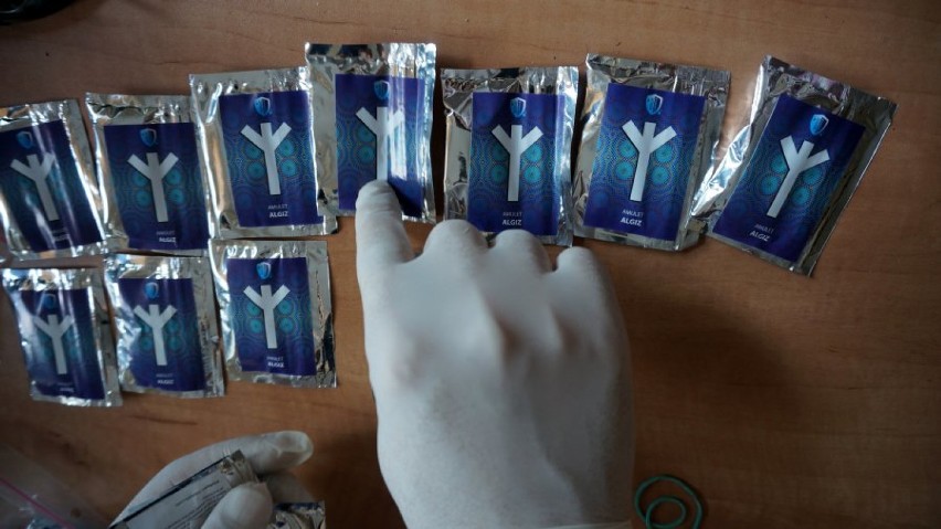 Dopalacze w Myszkowie. Policjanci zabezpieczyli 32 opakowania "amuletów" i "talismanów"