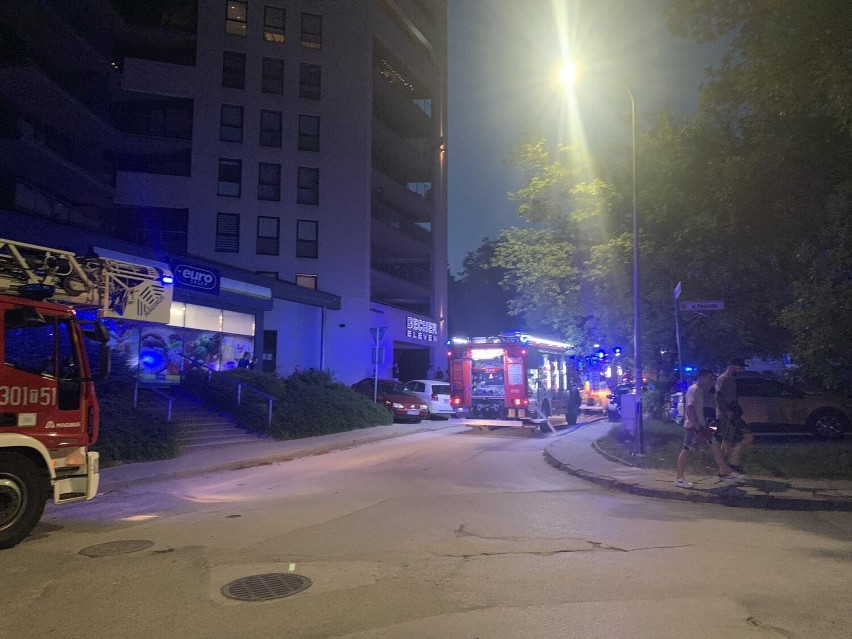 Pożar w mieszkaniu na drugim piętrze bloku przy ulicy Wiosennej w Kielcach. W akcji strażacy