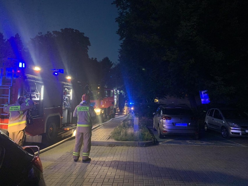Pożar w mieszkaniu na drugim piętrze bloku przy ulicy Wiosennej w Kielcach. W akcji strażacy