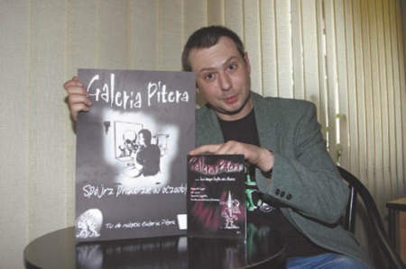 Piotr Goraj prezentuje swoją najnowszą książkę.