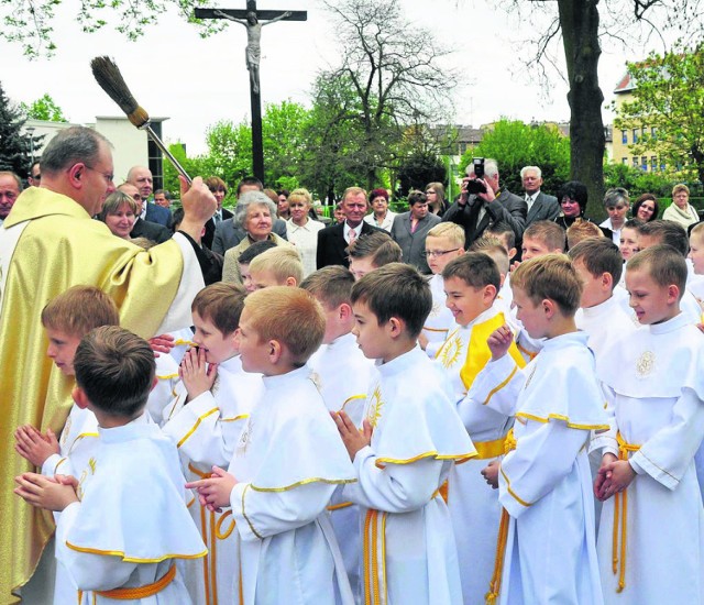 Sakramentowi Pierwszej komunii świętej  coraz częściej towarzyszą uroczystości rodzinne, których wymiar materialny przyprawić może  o zawrót głowy. Tymczasem na pierwszym planie winien pozostać ten duchowy...