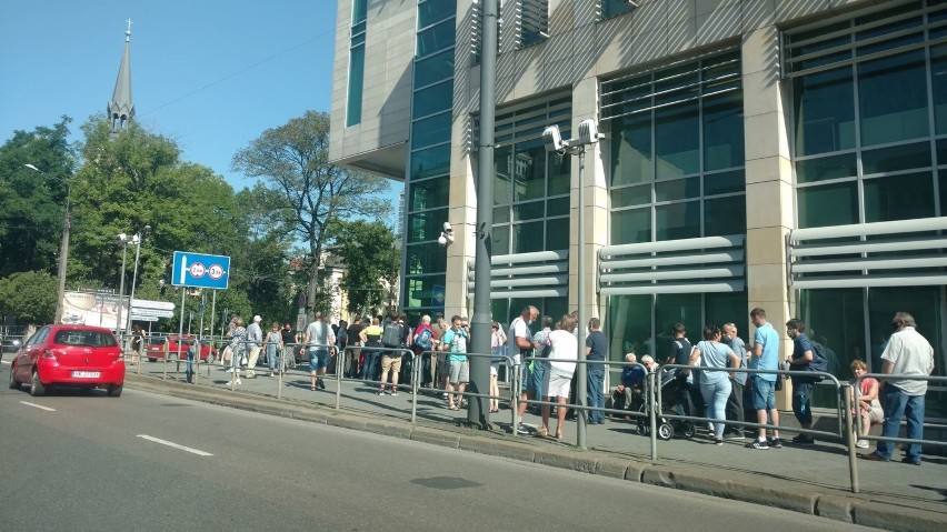 Gigantyczne kolejki przed oddziałem NBP w Katowicach czekają...