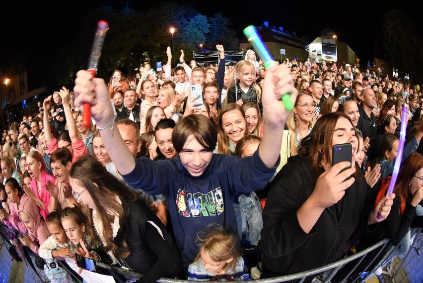 Winobranie 2022. Koncert Viki Gabor przyciągnął tłumy nie tylko młodych fanów. Zobacz, jak się bawili przy hitach młodej wokalistki