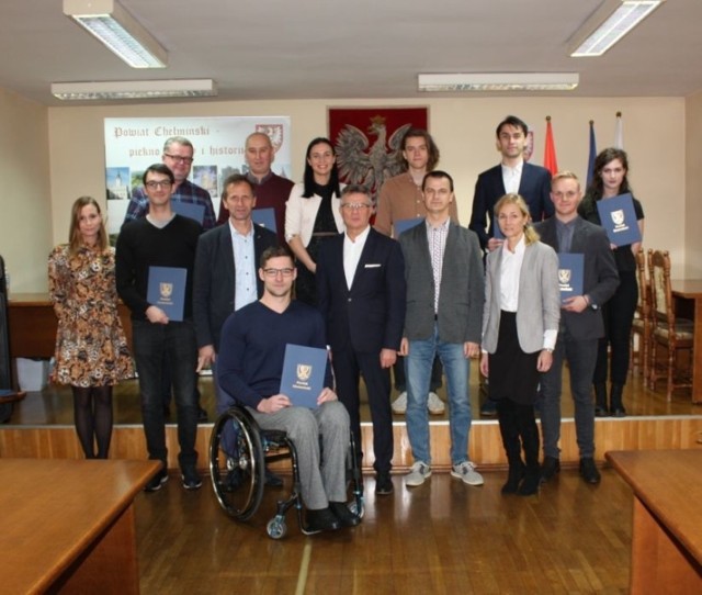 Mamy w powiecie bardzo zdolną młodzież. Od kilku lat uczniowie z powiatu utrzymują się w czołówce, jeśli chodzi o wyniki egzaminów maturalnych. Ci najzdolniejsi, nawet podejmując studia, mogą liczyć na pomoc. W powiecie chełmińskim nie zapominają o swoich uczniach, którzy opuścili mury szkół i kontynuują edukację na studiach wyższych. W Starostwie Powiatowym w Chełmnie kolejny raz uroczyście wręczono listy gratulacyjne szczególnie uzdolnionym studentom zamieszkałym na terenie powiatu chełmińskiego. 

Zarząd Powiatu Chełmińskiego przyznał w roku akademickim 2019/2020 dziesięć stypendiów studenckich, w kwocie po 300 złotych miesięcznie, a w tym jedno stypendium naukowe ufundował Bank Spółdzielczy w Brodnicy.

- Zawsze mówię tej młodzieży, że są najlepszymi ambasadorami edukacji w naszym powiecie - dodaje starosta Zdzisław Gamański. - Uczą się przecież na uczelniach w całym kraju i odnoszą sukcesy.Gratuluję im i ich rodzicom. Są studenci, którzy odbierają przez dwa-trzy lata z rzędu, czyli utrzymują wysoki poziom w nauce.

Stypendia, o które wnioskować mogą studenci do 26 roku życia, przyznano w dwóch kategoriach - za osiągnięcia naukowe i sportowe. W pierwszej nagrodzonych zostało dziewięciu żaków, w drugiej - tylko jeden. Nikt nie wnioskował o artystyczne. 

- Co roku wniosków jest więcej niż możemy przyznać stypendiów, bo środków mamy na dziesięć - w sumie 36 tysięcy złotych - mówi Dorota Ćwik, naczelnik Wydziału Oświaty, Kultury, Zdrowia i Sportu w Starostwie Powiatowym w Chełmnie. - Wśród osób, które otrzymują stypendium nie pierwszy raz są Jagoda Budnik i Agata Grzyb. 

I tak, za osiągnięcia naukowe doceniony został między innymi Patryk Tajs - student Uniwersytetu Mikołaja Kopernika w Toruniu. Mieszkaniec naszego powiatu kontynuuje naukę na Wydziale Fizyki, Astronomii i Informatyki Stosowanej. Na tej samej uczelni wiedzę zdobywa Mateusz Szmelc, jednak on wybrał Wydział Nauk o Zdrowiu. 
Trzy studentki, które osiągają na studiach świetne wyniki, wybrały Politechnikę Gdańską. Agata Grzyb jest studentką Wydziału Zarządzania i Ekonomii, z kolei Oliwia Wiśniewska -  Wydziału Architektury. Jagoda Budnik zdecydowała się na zgłębianie tajników wiedzy na Wydziale Fizyki Technicznej i Matematyki Stosowanej. 
Ze stypendium cieszy się też Marcin Pieńczewski - student Wydziału Inżynierii Mechanicznej bydgoskiego Uniwersytetu Technologiczno-Przyrodniczego im. Jana i Jędrzeja Śniadeckich. 300 złotych miesięcznie trafiać będzie również do  Emanuela Krzysztonia - studenta inżynierii bezpieczeństwa Uniwersytetu Kazimierza Wielkiego w Bydgoszczy.
Ponadto, doceniono wyniki w nauce Olafa Szwebsa - studenta Wydziału Prawa i Administracji na Uniwersytecie Jagiellońskim w Krakowie oraz Tomasza Sawiny -  żaka Wydziału Mechanicznego Energetyki i Lotnictwa  Politechniki Warszawskiej.

Jedyne stypendium za sukcesy sportowe dostał Michał Breczko - student informatyki Uniwersytetu Kazimierza Wielkiego w  Bydgoszczy. Niepełnosprawny ciężarowiec to m.in. junior  Startu. Jego sukcesy to między innymi złoty medal w kategorii do 88 kg podczas  zmagań  niepełnosprawnych ciężarowców z całego kraju w Bydgoszczy wiosną br.
Listy gratulacyjne studentom wręczyli starosta Chełmiński Zdzisław Gamański, przewodniczący Rady Powiatu Janusz Błażejewicz, członek Zarządu Powiatu Damian Kołodziejek i - w imieniu Banku Spółdzielczego w Brodnicy - dyrektor Oddziału w Świeciu Izabela Seehaber.