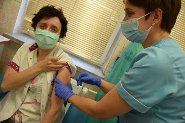 Szczepienia na covid-19 w Zduńskiej Woli. Ruszyły szczepienia w szpitalu