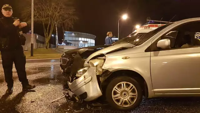 Wypadek na Rzgowskiej. Kierowca warszawskiej taksówki zderzył się z toyotą