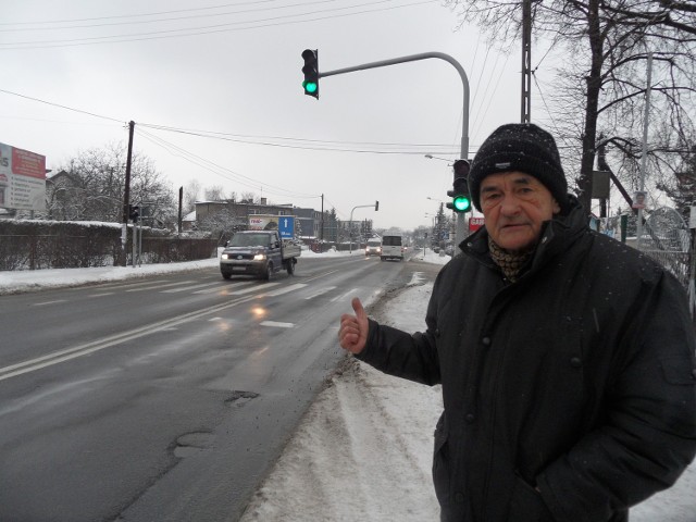 Janusz Guja przy ulicy Katowickiej w Dąbrowie Narodowej sprawdza, czy nei tworzą się korki