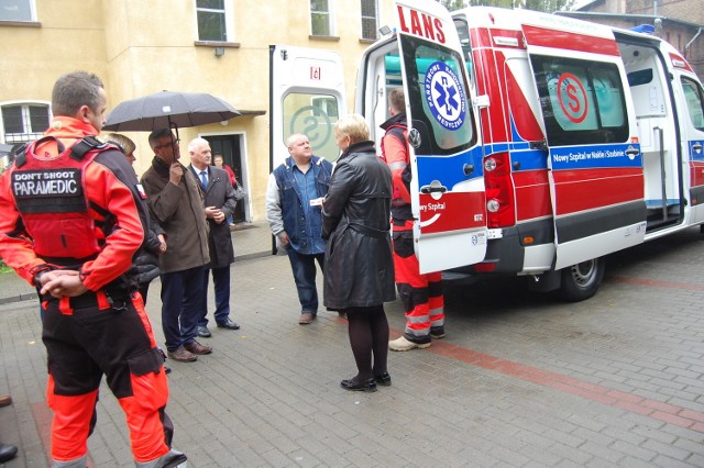 Obejrzeć wczoraj nową karetkę przyszli do szpitala w Nakle m.in. nakielscy starostowie. Podziwiali pojazd, ale też życzyli lekarzom i ratownikom jak najmniejszej liczby wyjazdów