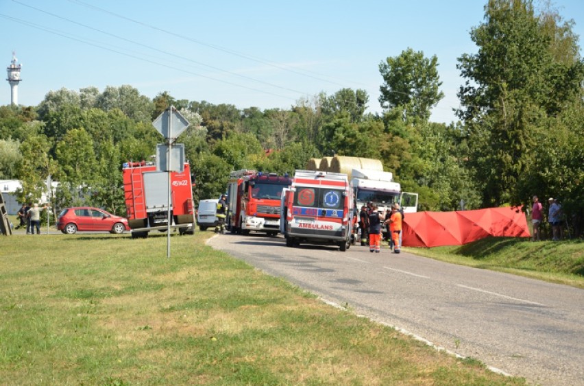 ŚMIERĆ NA DRODZE: Na drodze powiatowej w kierunku miejscowości Raszewy zginął kierowca osobówki [ZDJĘCIA]
