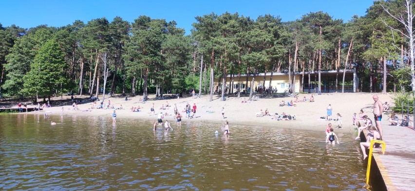 Plaża nad jeziorem Czarnym we Włocławku.