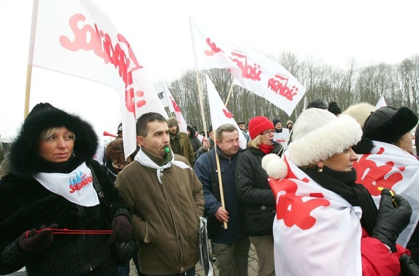 Wrocław: Około 100 osób manifesowało przed LG Chem
