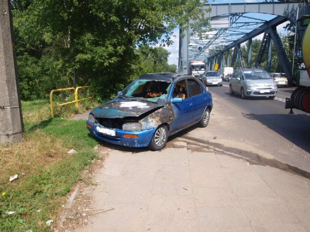 Policjanci sprawdzają co było przyczyną zapalenia się osobowej mazdy na toruńskim moście