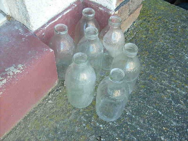 Źródło:http://commons.wikimedia.org/wiki/File:Milk_Bottles_on_Doorstep.jpg