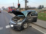 Wypadek na ulicy Łódzkiej w Kaliszu. Samochód osobowy zderzył się z ciężarowym