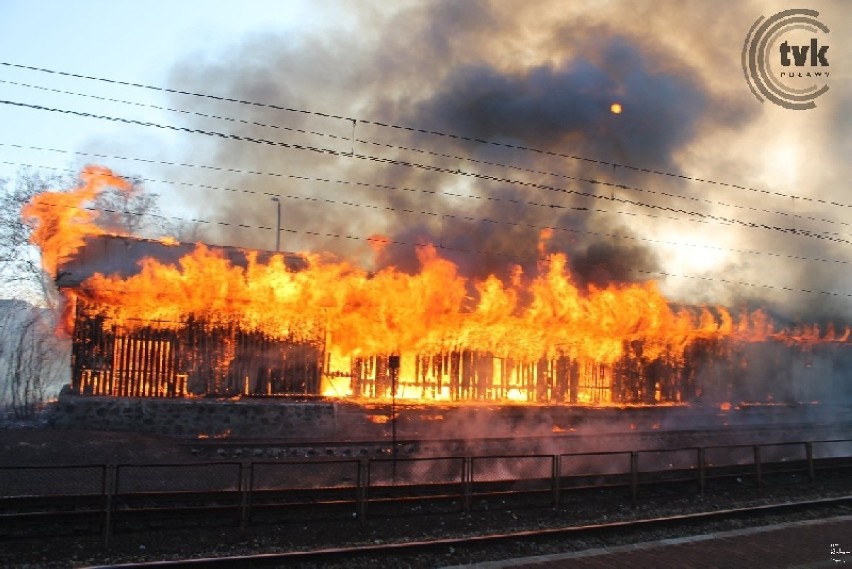 Pożar magazynu przy ul. Kolejowej w Puławach